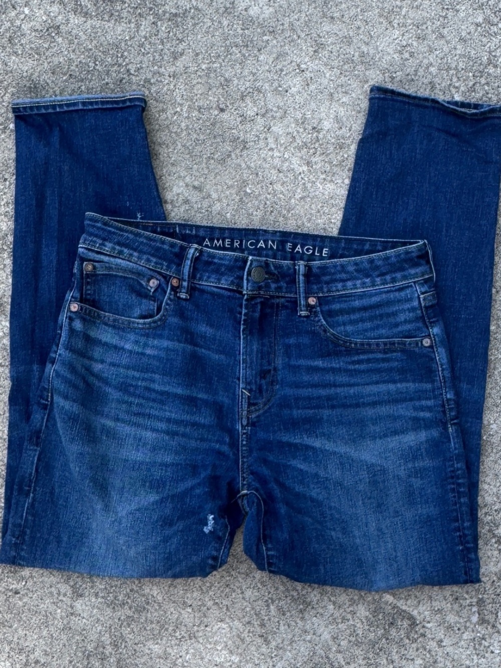 (31 x 32) AMERICAN EAGLE ATHLETIC FIT AIRFLEX PLUS DISTRESSED BLUE JEANS